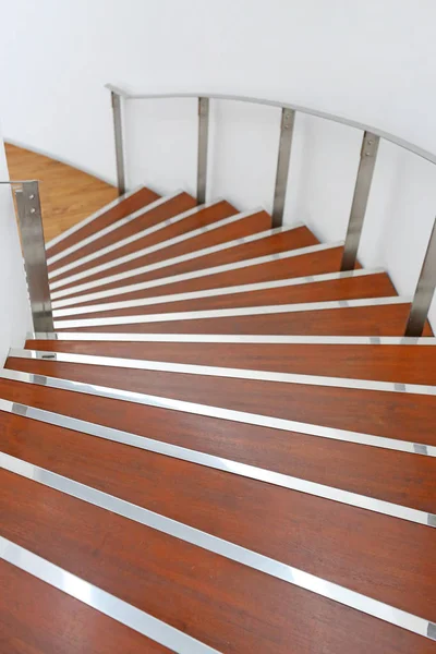 Un escalier en bois — Photo