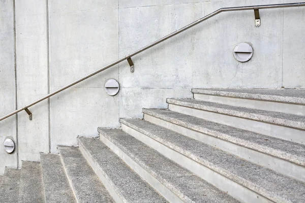Kamienne schody kroki tło z aluminium uchwyt — Zdjęcie stockowe