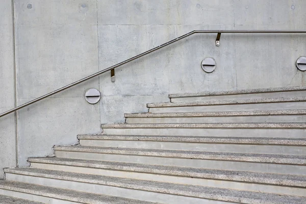 Kamienne schody kroki tło z aluminium uchwyt — Zdjęcie stockowe
