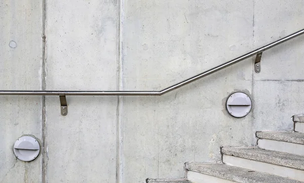 Escalier pierre marches fond avec poignée en aluminium — Photo