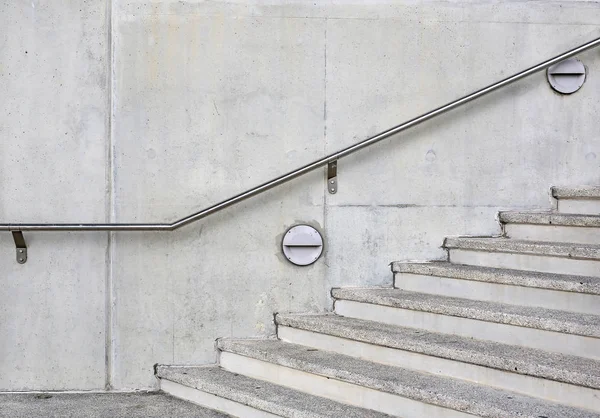 Escadas de pedra degraus fundo com alça de alumínio — Fotografia de Stock