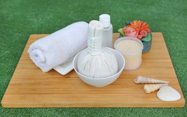 Spa bitkisel topu havlu ve Salt Scrub, Spa konsept arka plan ile sıkıştırma