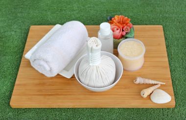 Spa bitkisel topu havlu ve Salt Scrub, Spa konsept arka plan ile sıkıştırma