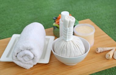 Spa bitkisel topu havlu ve Salt Scrub, Spa konsept arka plan ile sıkıştırma