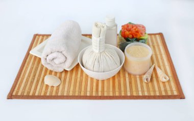 Havlu ve Salt Scrub, Spa konsept Bambu tahta karşı beyaz arka plan üzerinde topla sıkıştırma spa bitkisel