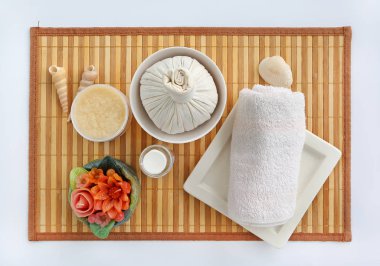 Havlu ve Salt Scrub, Spa konsept Bambu tahta karşı beyaz arka plan üzerinde topla sıkıştırma spa bitkisel