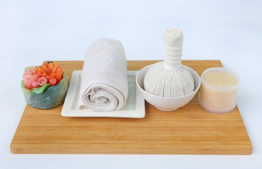 Spa bitkisel topu havlu ve Salt Scrub, Bambu tahta beyaz arka plan, üstten görünüm karşı Spa konsepti ile sıkıştırma