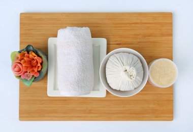 Spa bitkisel topu havlu ve Salt Scrub, Bambu tahta beyaz arka plan, üstten görünüm karşı Spa konsepti ile sıkıştırma
