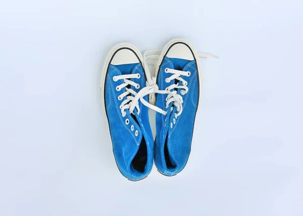 Par de novos tênis azul isolado no fundo branco — Fotografia de Stock