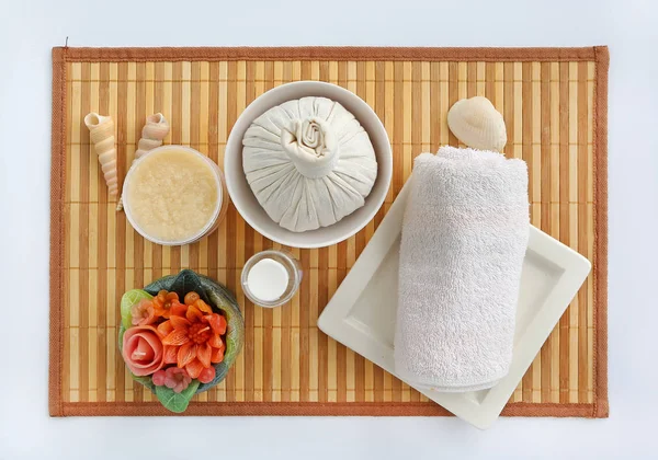 Havlu ve Salt Scrub, Spa konsept Bambu tahta karşı beyaz arka plan üzerinde topla sıkıştırma spa bitkisel