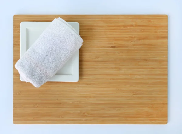 Spa-koncept, ručníky s prostorem na bambusové desky proti Bílému pozadí, pohled shora — Stock fotografie