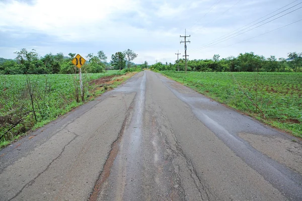 Skadade road i thailand landsbygden, regnperioden — Stockfoto