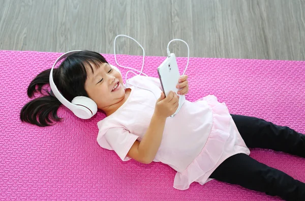 Roztomilé dítě dívka dělat cvičení — Stock fotografie