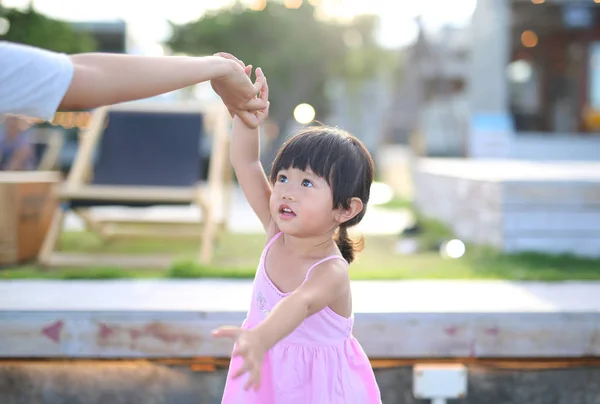 어머니와 자식 여자의 해변, 행복 한 가족에 하나의 손을 잡으십시오. — 스톡 사진