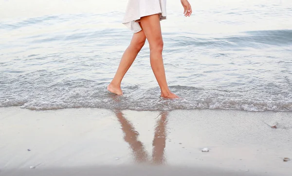 Junge Frau, die allein am Strand geht, geht direkt ans Meer — Stockfoto