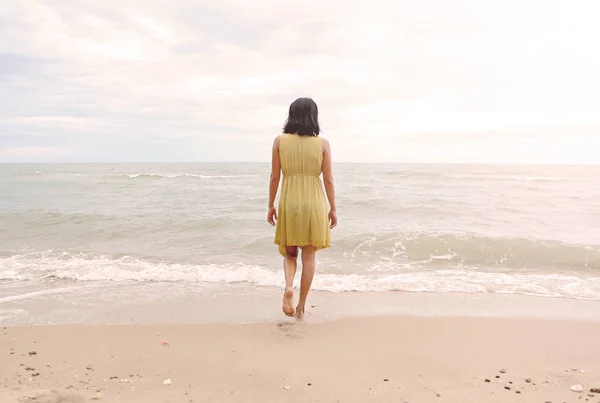 Mujer joven caminando sola en la playa, ir directamente al mar — Foto de Stock