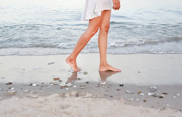 Fiatal nő egyedül sétálni a tengerparton, menjen egyenesen a tenger — Stock Fotó