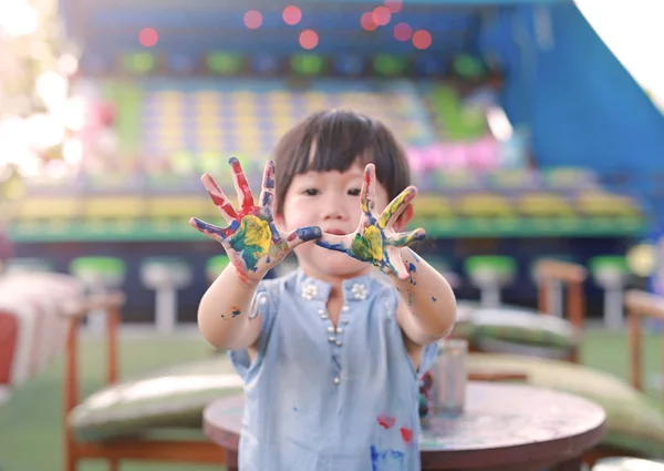 Petite fille mignonne avec les mains peintes, mise au point sélective sur la main — Photo