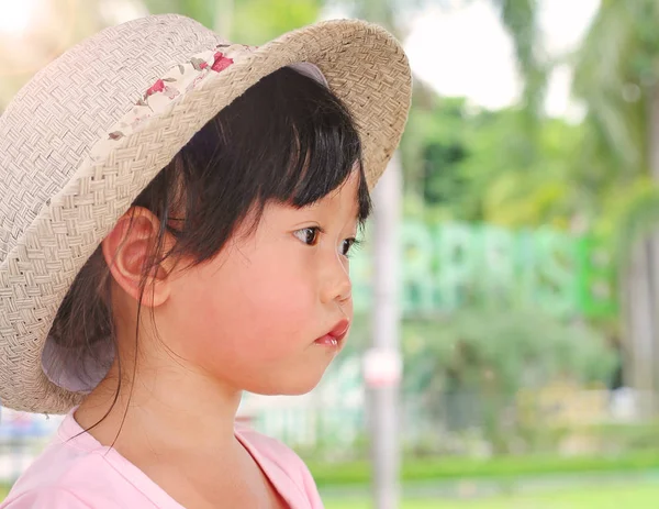 Retrato de cerca de dos años de edad, niña bonita usar un sombrero mirando hacia fuera —  Fotos de Stock