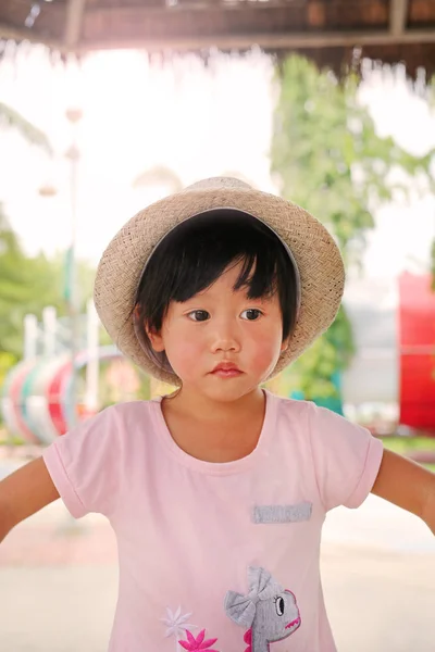 Portré részlete két éves csinos lány kinézett sapkában — Stock Fotó