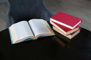 Resepsiyon açık kitap kütüphane odası, eğitim kavramı arka plan ile ders kitapları yığını.