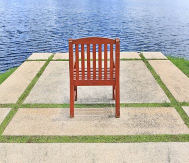 Eski kırmızı kahverengi ahşap sandalye yalnız Park