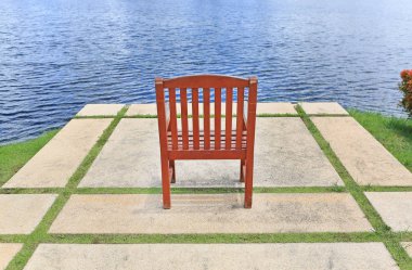 Eski kırmızı kahverengi ahşap sandalye yalnız Park