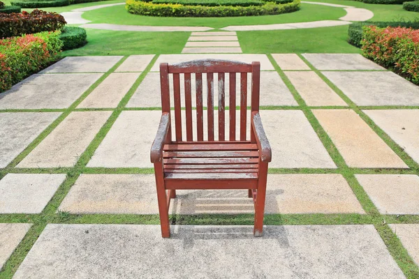 A velha cadeira de madeira marrom vermelho sozinho no parque — Fotografia de Stock