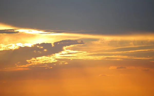 Tle chmury i zachód słońca w godzinach wieczornych — Zdjęcie stockowe
