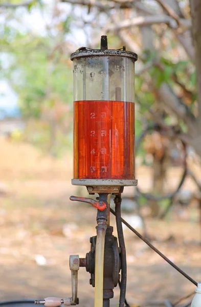 Dispensador de combustible antiguo (retro) vintage en Tailandia — Foto de Stock