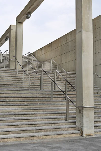 Scala in pietra gradini sfondo con maniglia in alluminio — Foto Stock