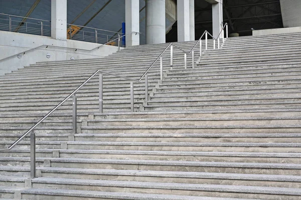 Kő lépcsők lépéseket háttér alumínium fogantyú — Stock Fotó