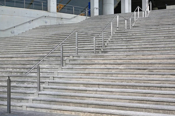 Alüminyum ile taş merdiven adımlar arka plan baş — Stok fotoğraf