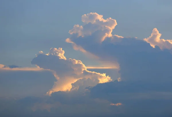 Σύννεφα με φόντο το βράδυ — Φωτογραφία Αρχείου