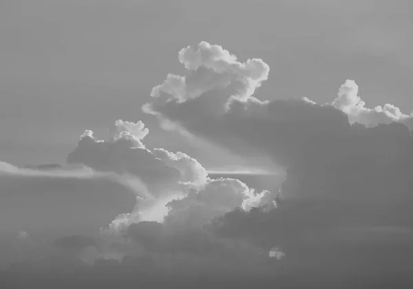 Preto e branco nuvens de fundo à noite — Fotografia de Stock