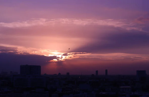 Zonsondergang en bewolkt achtergrond in de avond, stad centrum met zonsondergang hemel. — Stockfoto