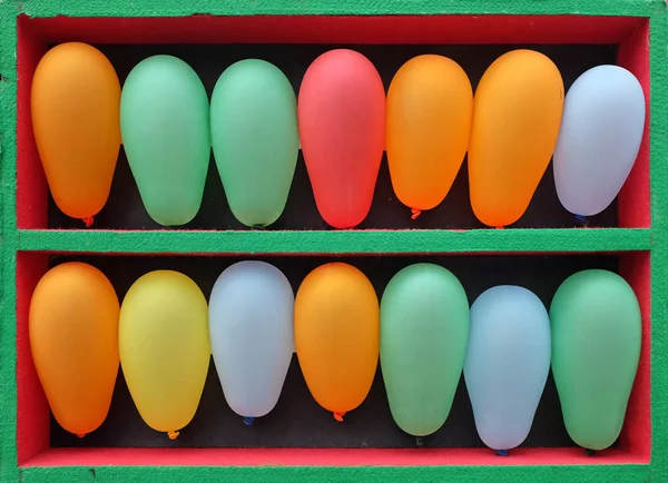Wiersze kolorowe balony ułożone dla Arcade umiejętności gry, rzucanie gry na targach — Zdjęcie stockowe