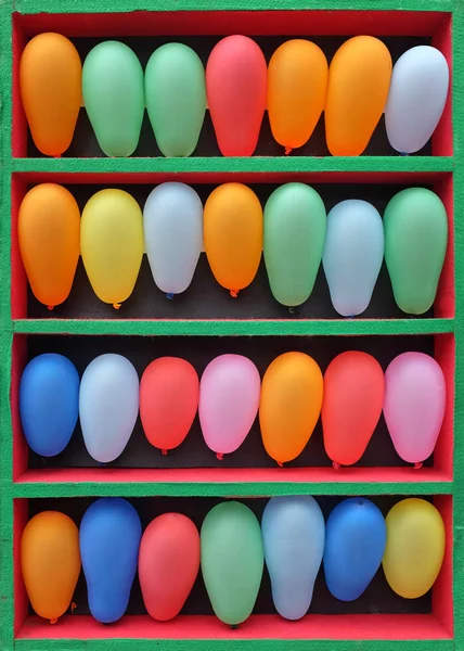 Rangées de ballons colorés disposés pour un jeu d'habileté Arcade, jeu de lancer sur la foire — Photo