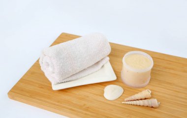 Spa kavramı, havlu ve beyaz arka plan Bambu tahta üzerinde Salt Scrub