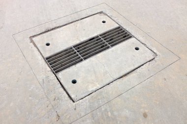 Metal-çimento kanalizasyon kapağı veya rögar kapağının beton zemin