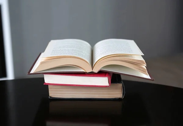 Livro aberto, livros de capa dura sobre mesa de madeira. Fundo de educação . — Fotografia de Stock