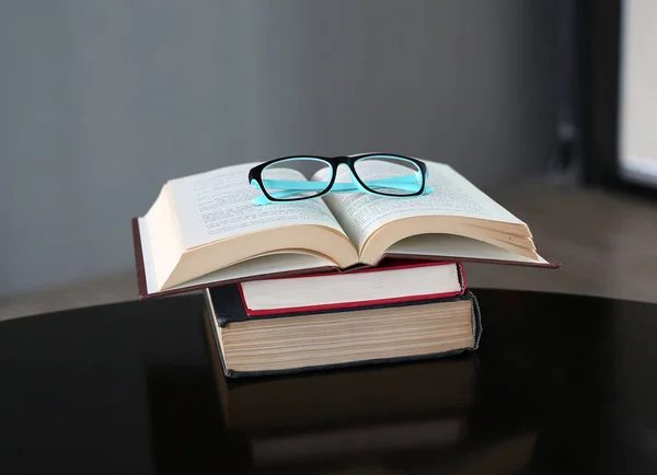 오픈 스택 나무 테이블에 안경 hardback 책 교육 배경. — 스톡 사진