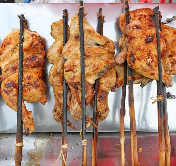 Grillhühner mit Bambus verstopft. — Stockfoto