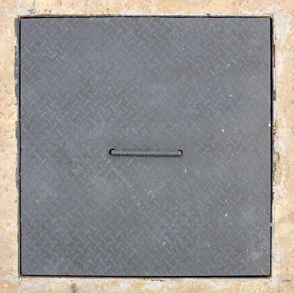 Kanalizacji metalowe pokrywy lub włazu okładka na betonowej podłodze — Zdjęcie stockowe