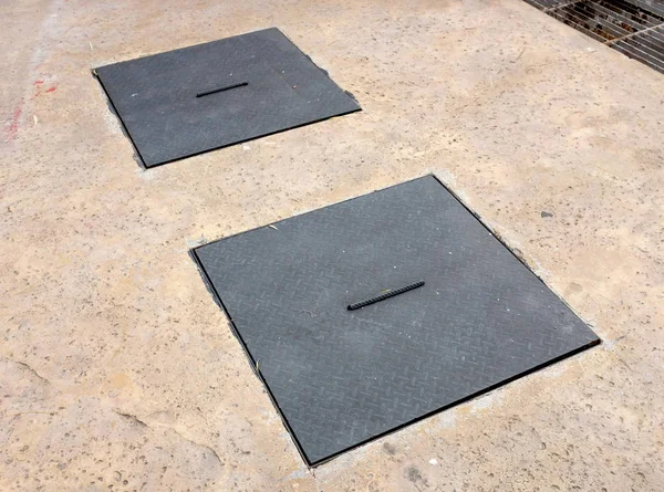 Kanalizacji metalowe pokrywy lub włazu okładka na betonowej podłodze — Zdjęcie stockowe