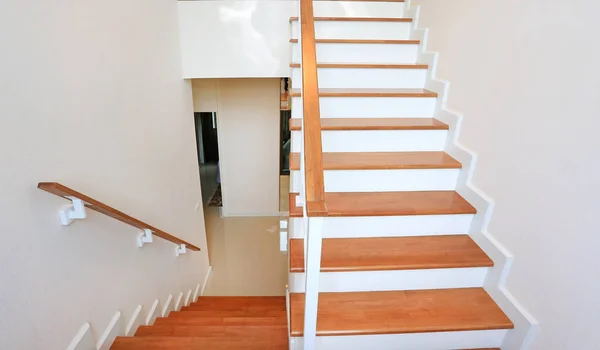 Современная деревянная лестница в доме — стоковое фото