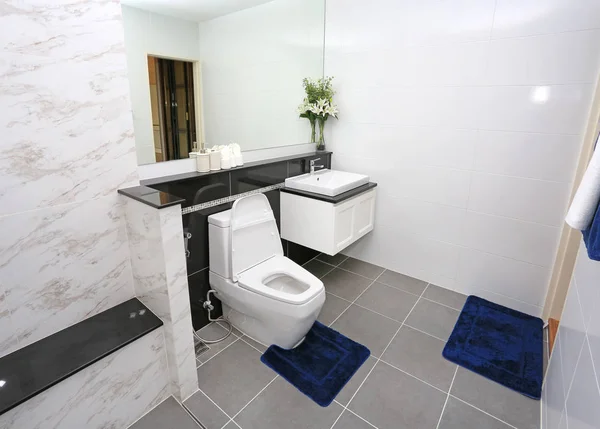 현대 새로운 욕실 — 스톡 사진