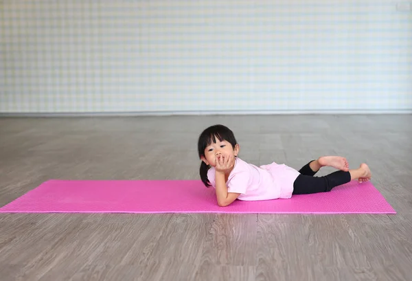 Niedliche Kleinkind Mädchen praktiziert Yoga und Bewegung — Stockfoto