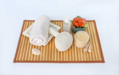 Havlu ve Salt Scrub, Spa konsept Bambu tahta karşı beyaz arka plan üzerinde topla sıkıştırma spa bitkisel