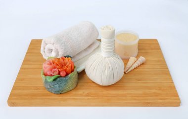 Havlu ve Salt Scrub, Spa konsept Bambu tahta karşı beyaz arka plan üzerinde topla sıkıştırma spa bitkisel